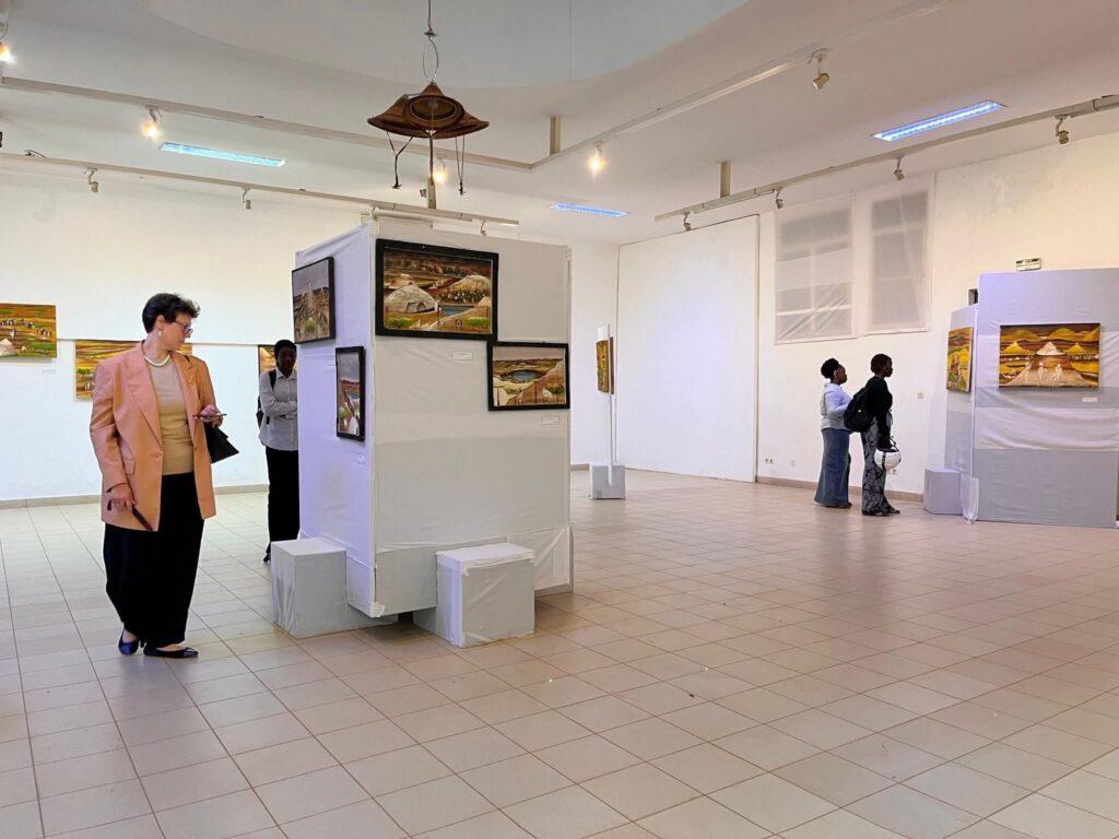 L’exposition d’Assane Dialga met en lumière le Sahel à travers des paysages et scènes de vie aux teintes chaudes. Elle traduit la paix, la résilience et le vivre-ensemble.